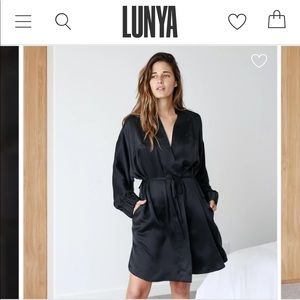 Lunya washable silk robe in black medium